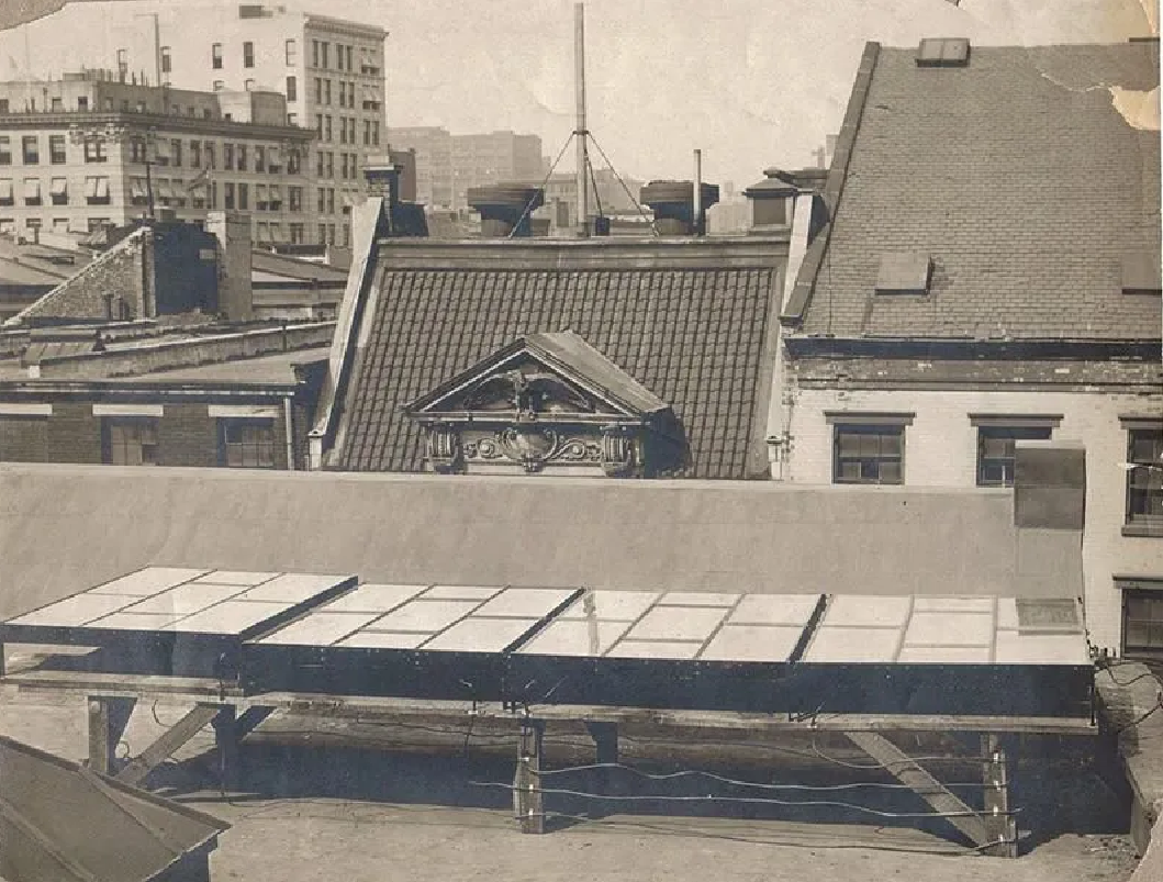Селеновые панели Чарльза Фритта, установленные на крыше дома в Нью-Йорке, 1883 год. По словам изобретателя, они производили «непрерывный постоянный ток значительной силы» (коэффициент преобразования энергии этих панелей не превышал 2%)