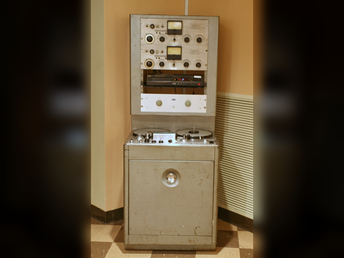 Ampex 300 модели сам немного похож на стойку. Источник фото: RCA Studio B by Cliff, лицензия CC 2.0.  