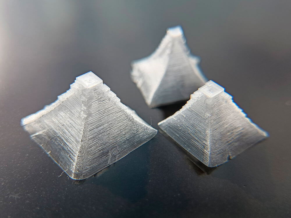 кристаллы соли в форме пирамиды