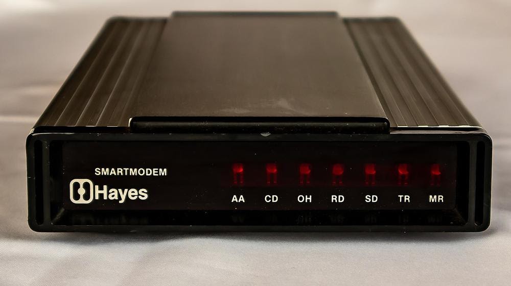 Модем Hayes 1982 г. Фото Aeroid (CC BY-SA 4.0).