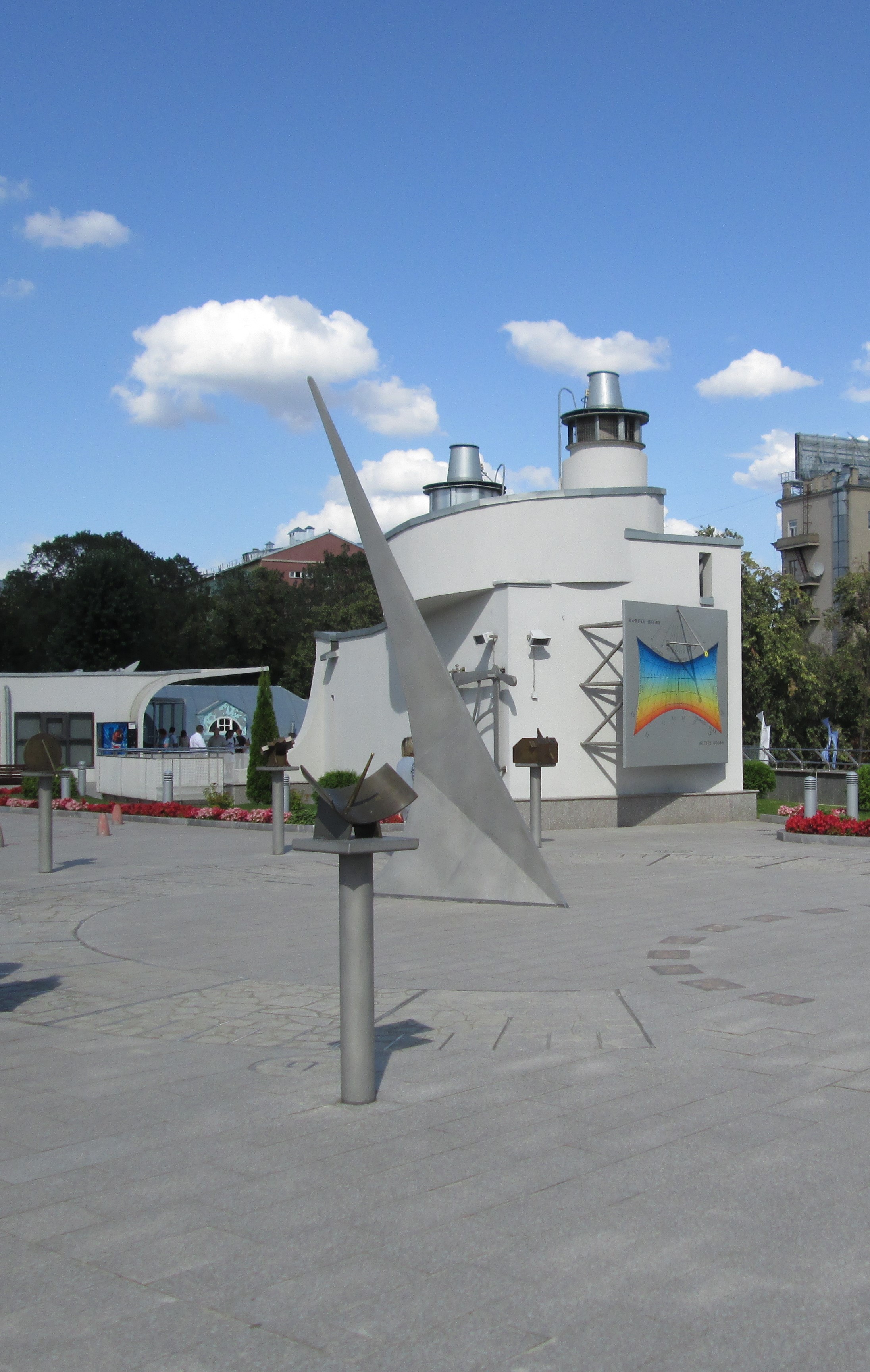  Часть коллекции солнечных часов, размещенной в парке неба Московского планетария. 2012 г. Фото автора.