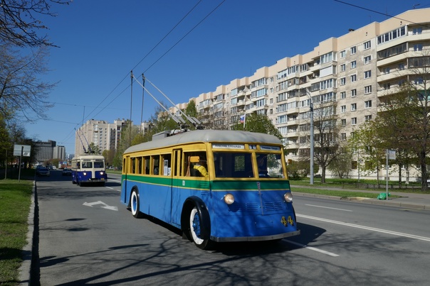 В России осталось два ходовых ЯТБ — оба экспонаты Музея городского электрического транспорта Санкт-Петербурга. Тот, что спереди, восстановлен до заводского вида, на заднем плане троллейбус такой, каким он выглядел в результате послевоенного капремонта