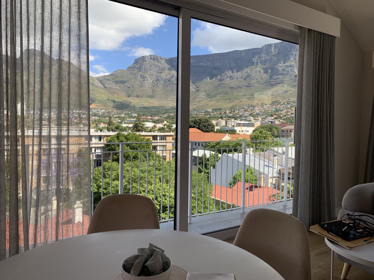 Вид из окна на Столовую гору в Кейптауне, квартира расположена в районе Gardens. Вживую виды потрясают!