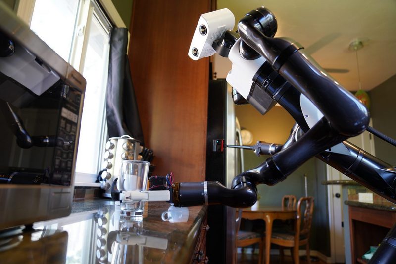 Робот Toyota демонстрирует способность решать сложные задачи в домашних условиях