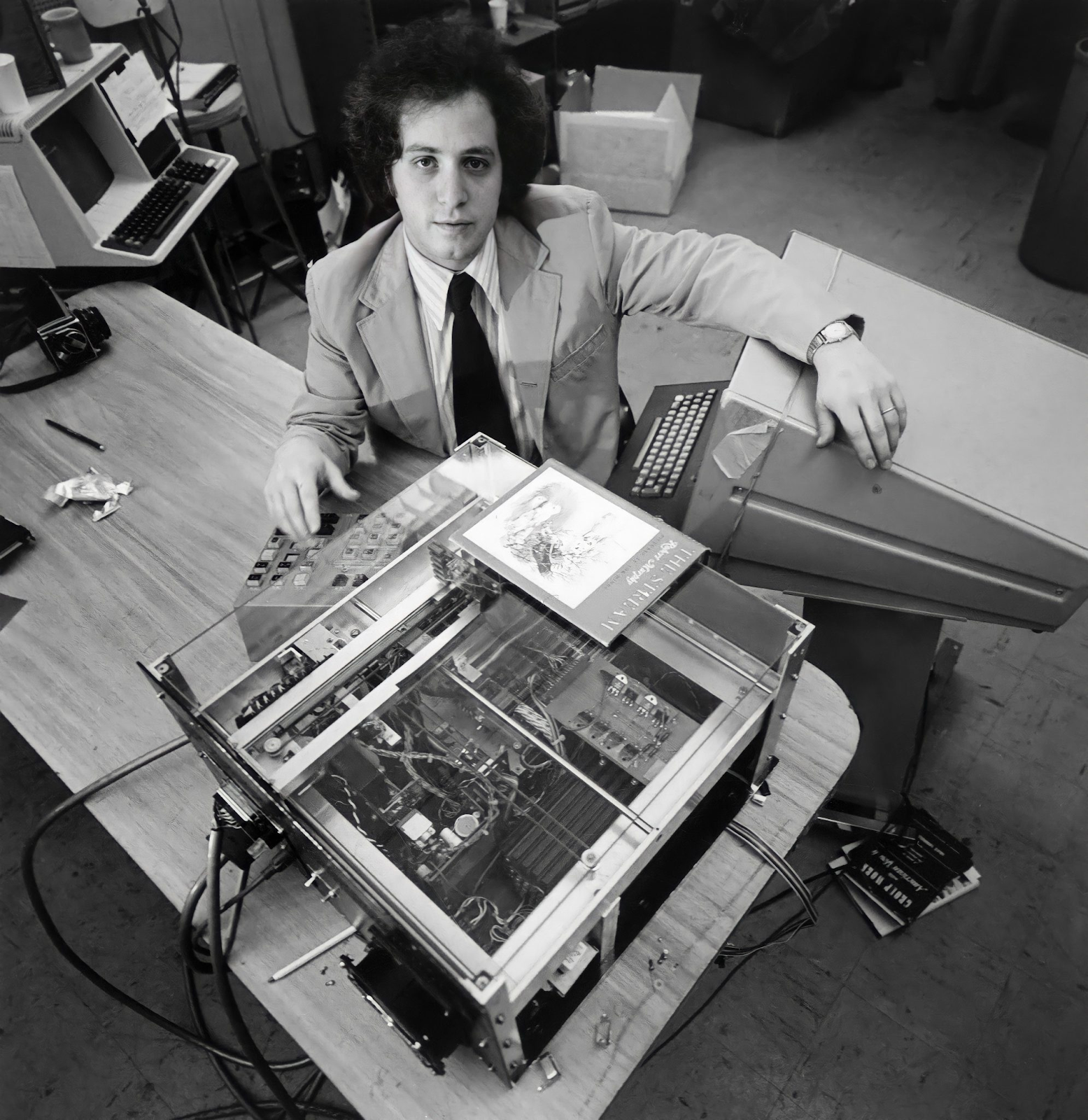 1977: 27-летний Рэй Курцвейл с изобретенной им машиной, которая преобразует печатные слова в синтетическую речь. Она предназначена для слепых.