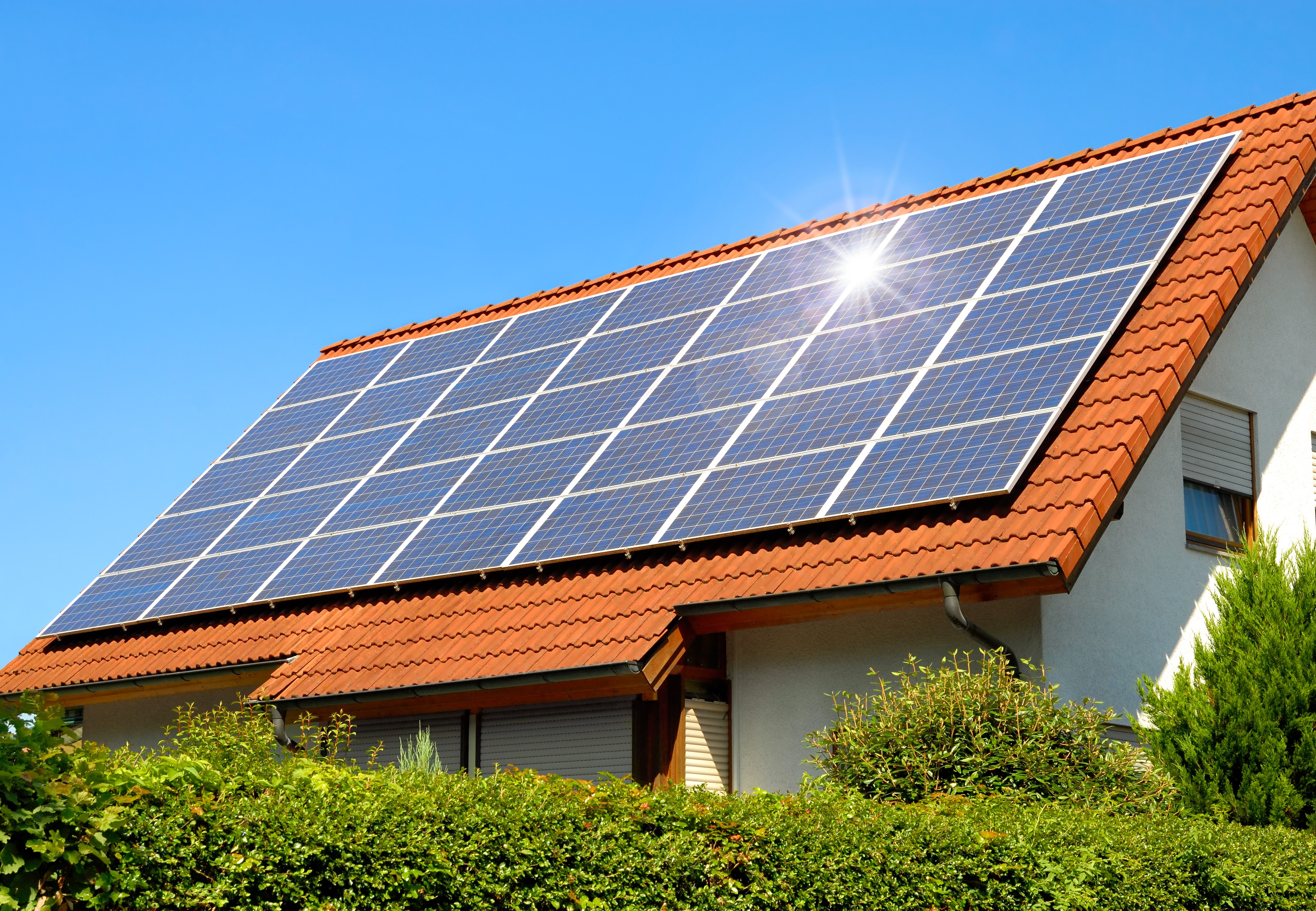 Дом с солнечными батареями на крыше