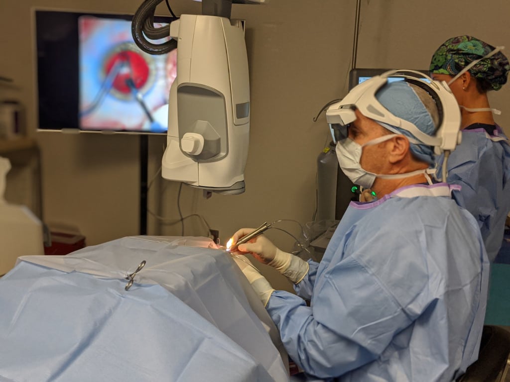 Доктор Роб Вайншток использует экзоскоп Beyeonics One во время операции. Источник 