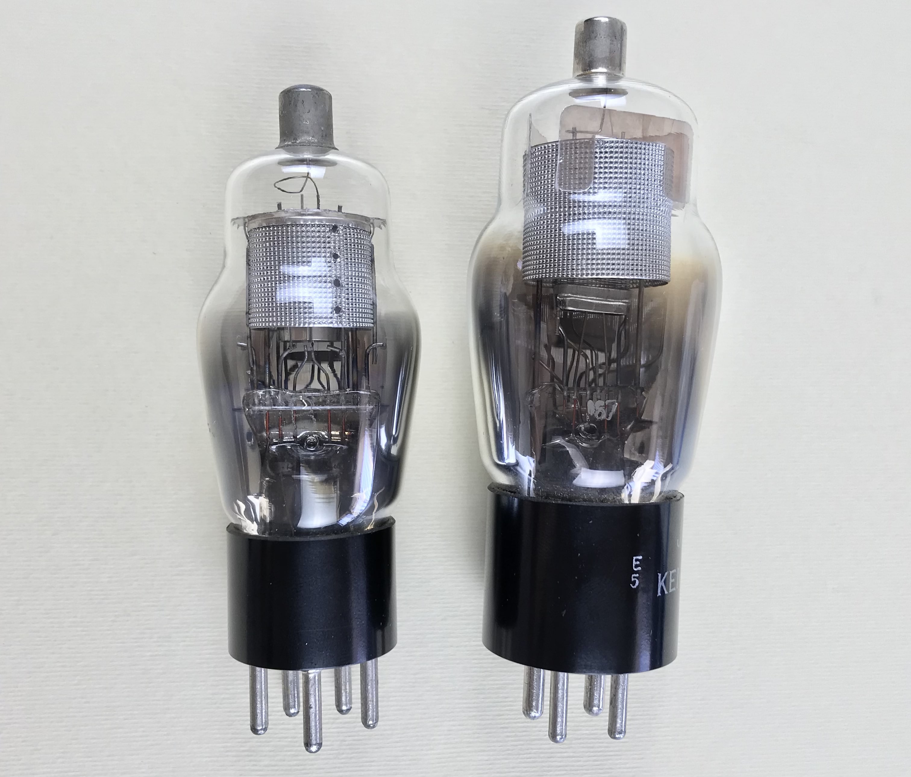 Лампа Adam 15 (слева) в сравнении с JAN-CKR-32. Разработана для экономных батарейных радиоприёмников с автодинным преобразователем. 