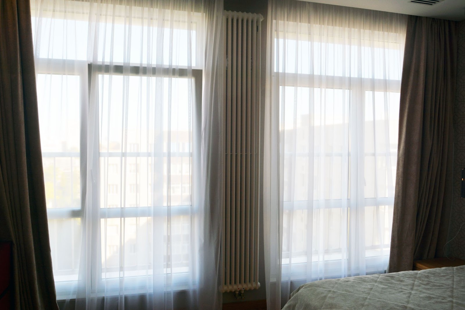 Вертикальный радиатор в спальне  
