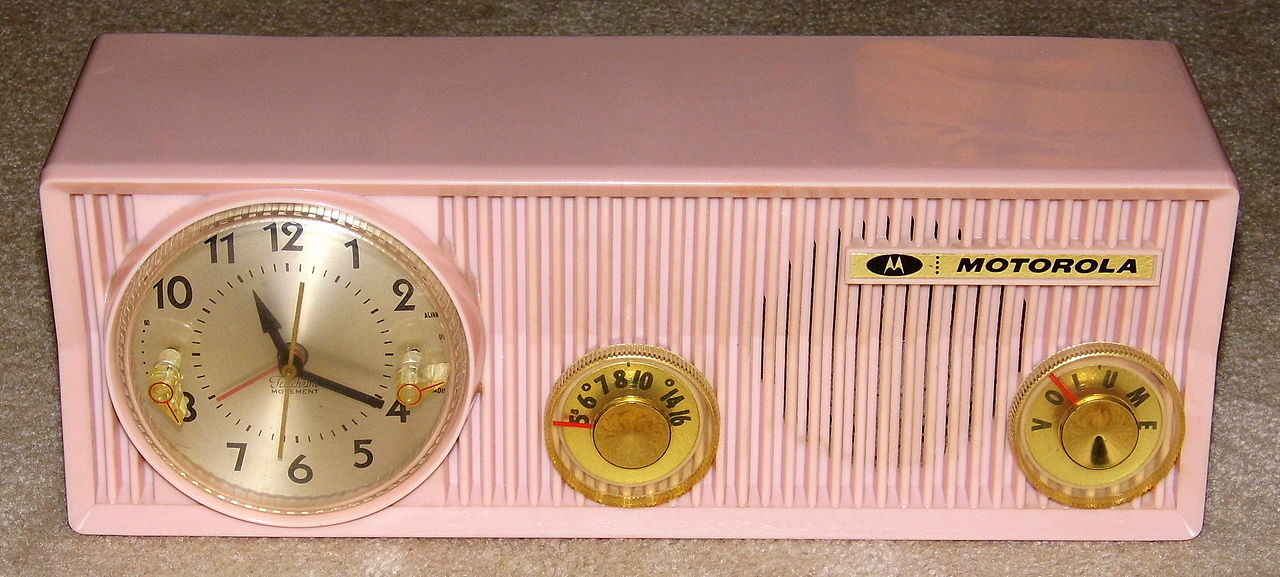 Винтажные радиочасы Motorola / Wikimedia Commons