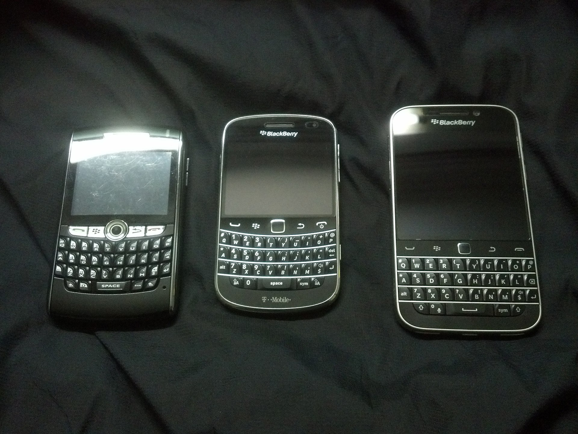 BlackBerry 8820, BlackBerry Bold 9900 и BlackBerry Classic (источник)