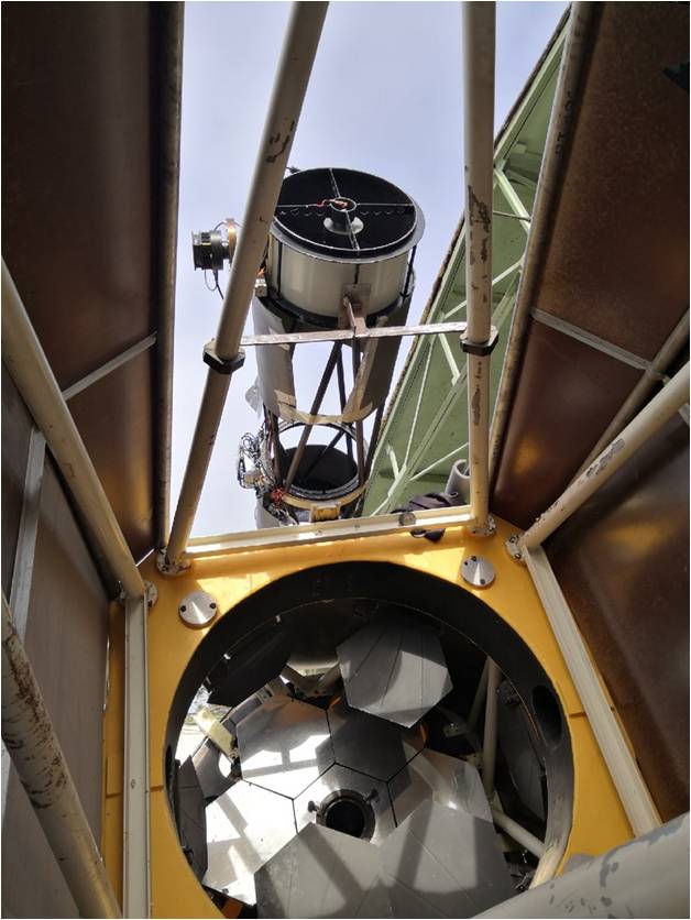 Научная группа использует зеркальный телескоп системы Ньютона с диаметром 350 мм и фокусным расстоянием 1750 мм. Устройство можно видеть над зеркалами основного телескопа. Автор снимка Сергей Назаров.