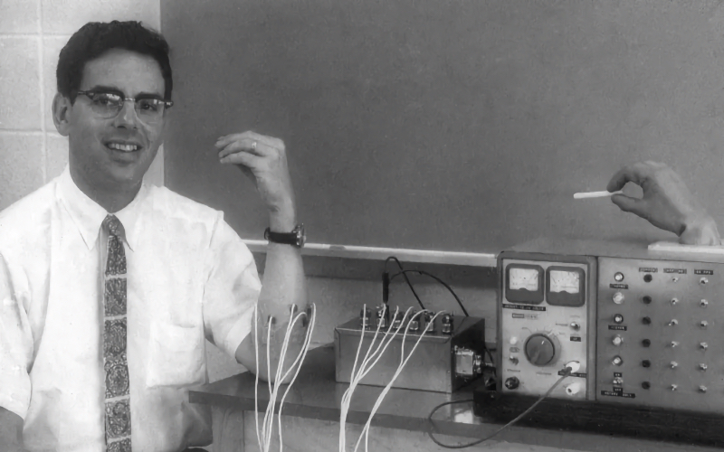 Аспирант MIT Ральф Альтер демонстрирует принцип действия миоэлектрического протеза. Итоговая «Бостонская рука» будет выглядеть совсем иначе 