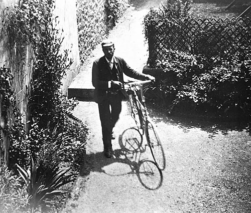 Оливер Хевисайд стал заядлым велосипедистом в 1890-х годах. Когда физик Г.Ф. Фицджеральд посетил его в 1898 году, они вместе катались по крутым и извилистым дорожкам Девоншира. Позднее Хевисайд писал Фицджеральду: «Идиоты считают меня сумасшедшим в отношении велосипеда, я езжу на нем каждый день»