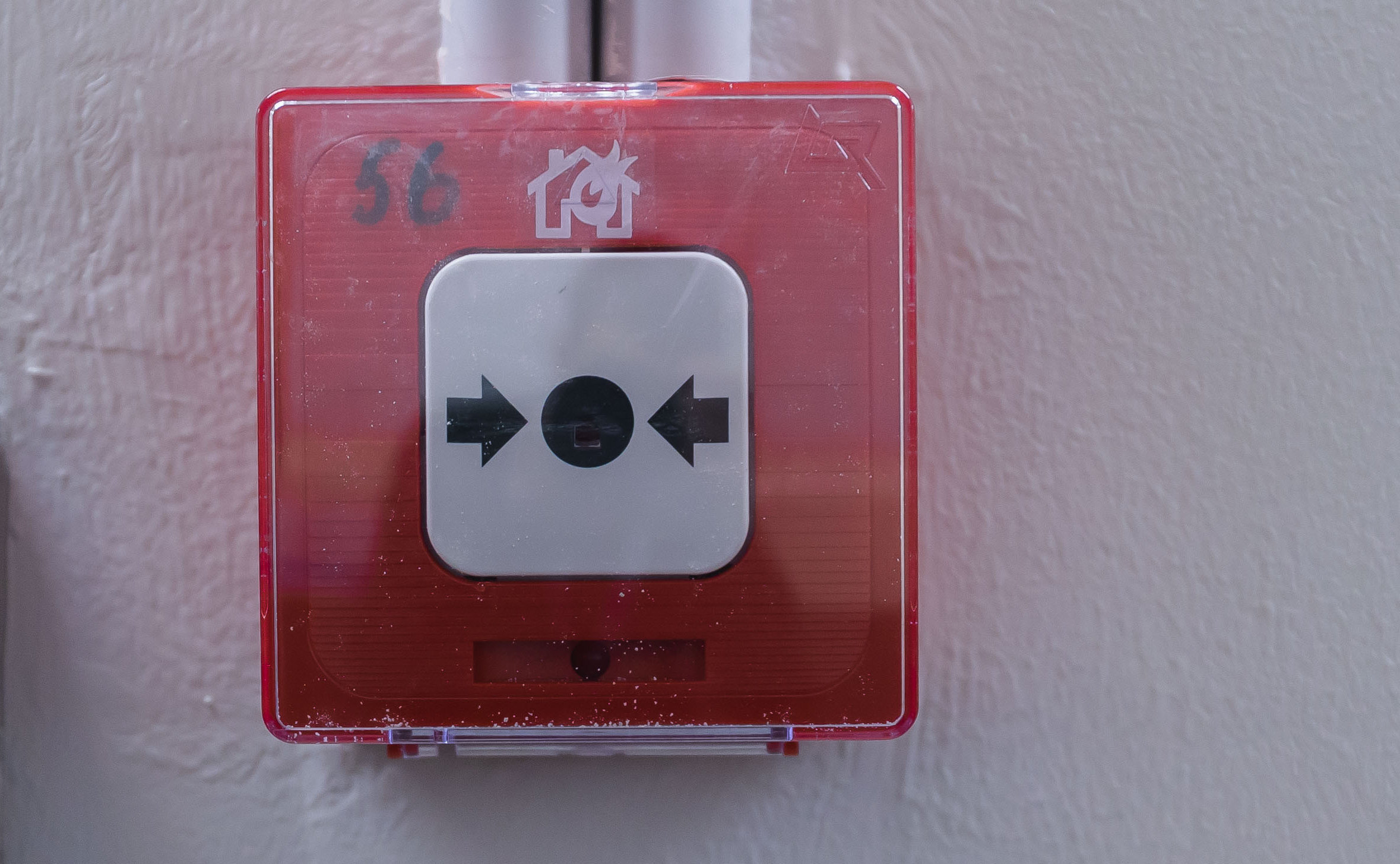 Кнопка ручного запуска стандартной (водяной) системы пожаротушения.