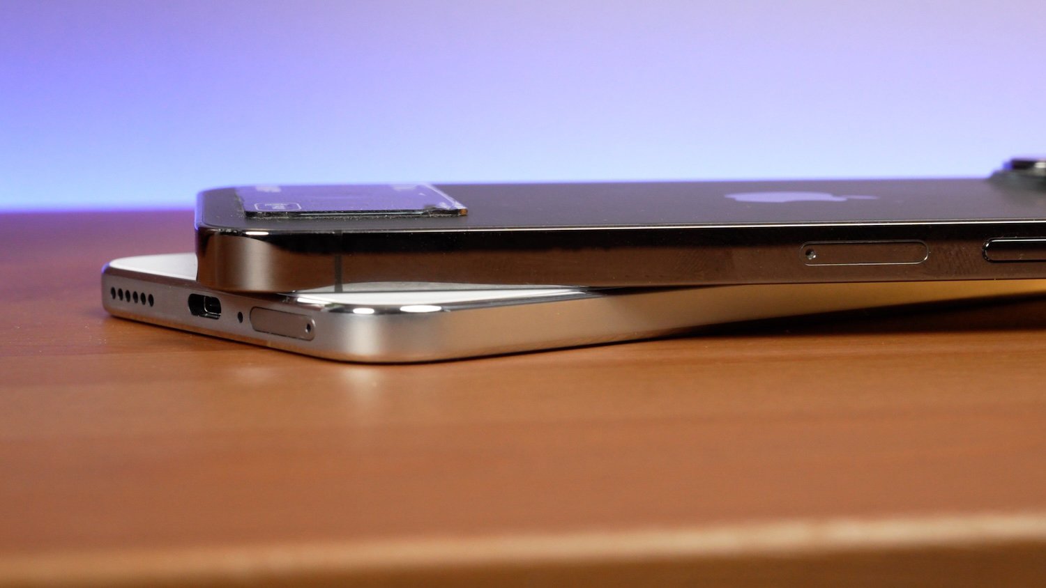 В отличии от iPhone, угловатые боковые грани HUAWEI Nova 12s и 12se не такие «острые».