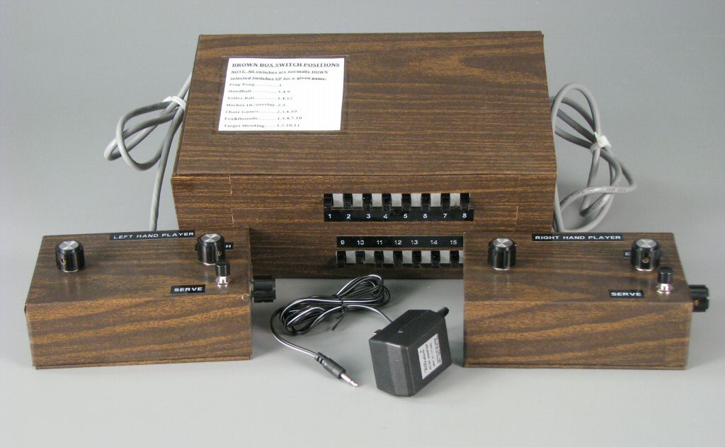 Brown box и его компаньоны: левый контроллер, блок питания и правый контроллер соответственно.