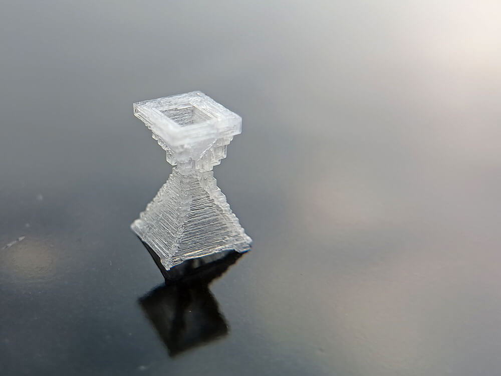 пирамидальный кристалл соли в форме песочных часов