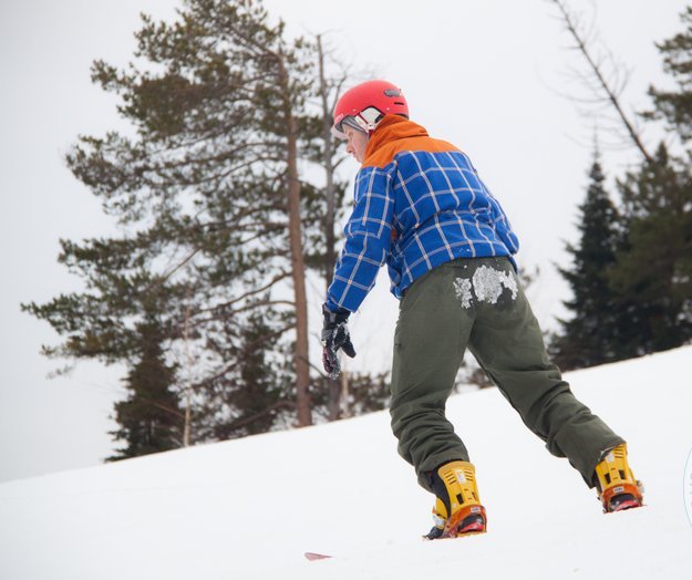 Скользящий поворот на сноуборде, на снимке инструктор сноуборда Никита Шишкин
