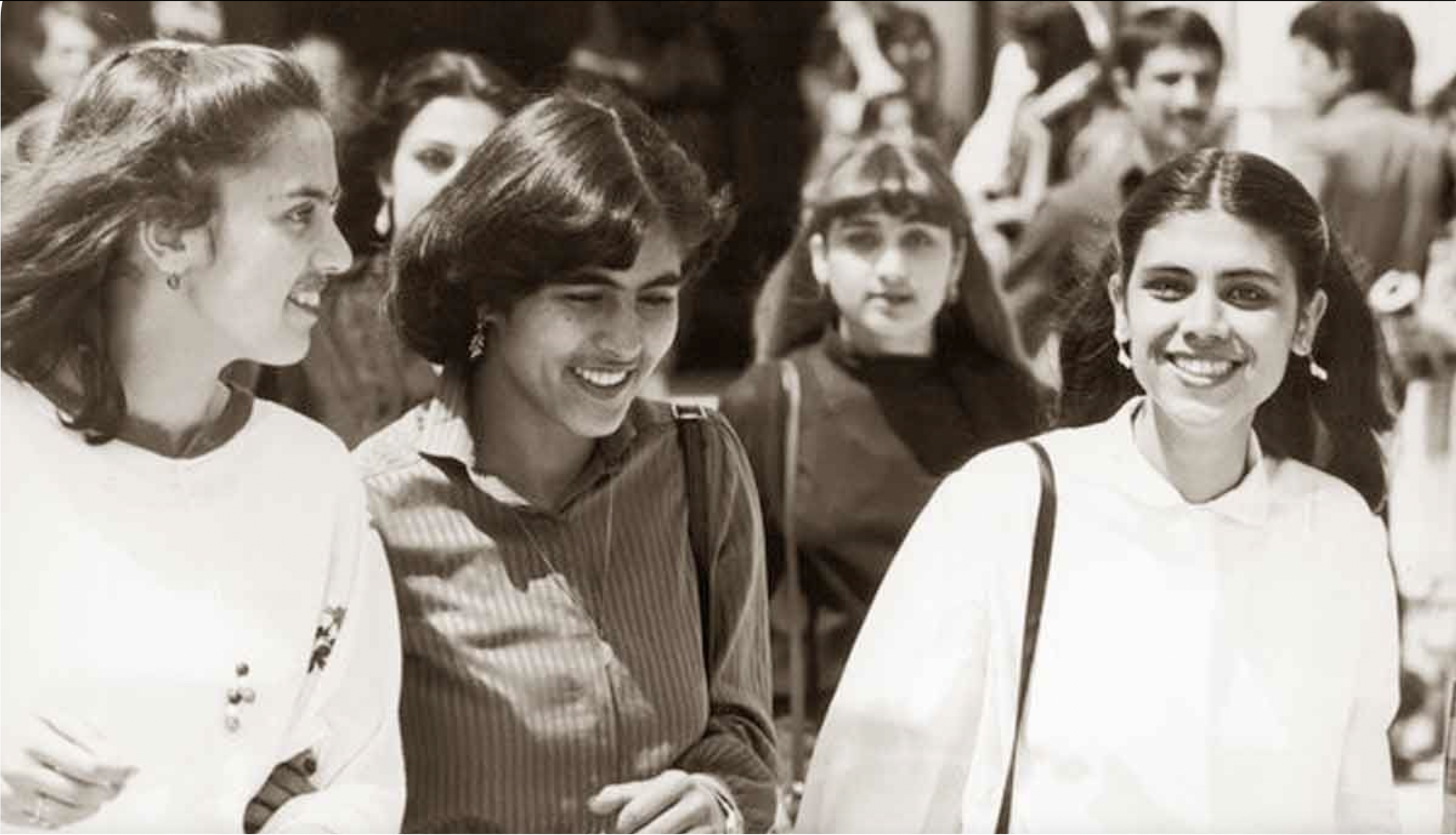 На фотографии изображены студентки кабульского политехнического института - представительницы типичной кабульской молодежи 70-х
