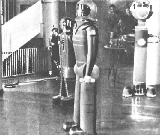 Фотография из статьи, посвящённой конкурсу. Роботы Сепулька, Нептун и Сибиряк-2 слушают праздничное выступление. Источник