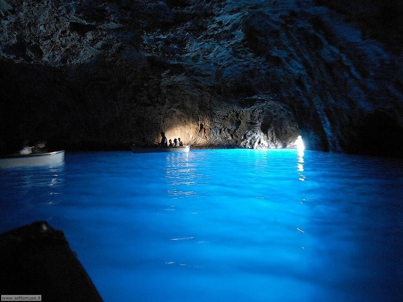 Зона сумерек — последний отрезок пещеры, где можно полагаться на зрение. Голубой грот, Италия.