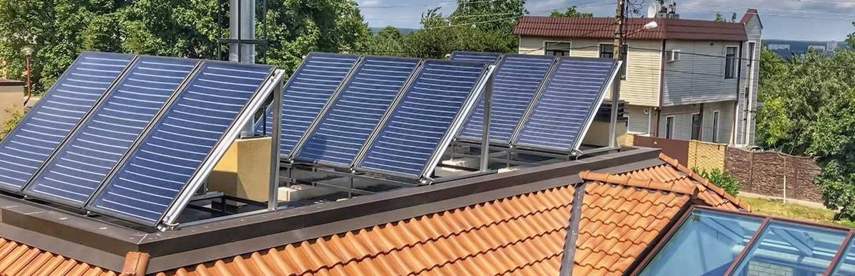 Один из примеров использования солнечных панелей на крышах домов