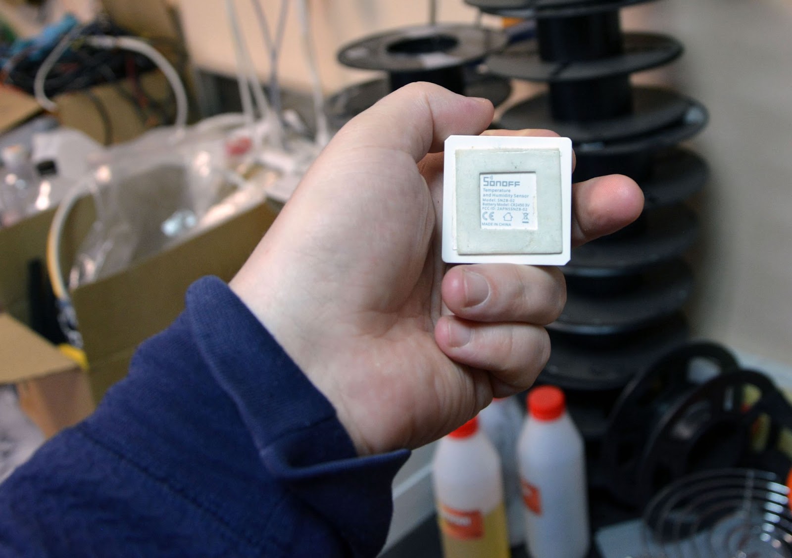 Для контроля влажности и температуры используются датчики Sonoff Zigbee  
