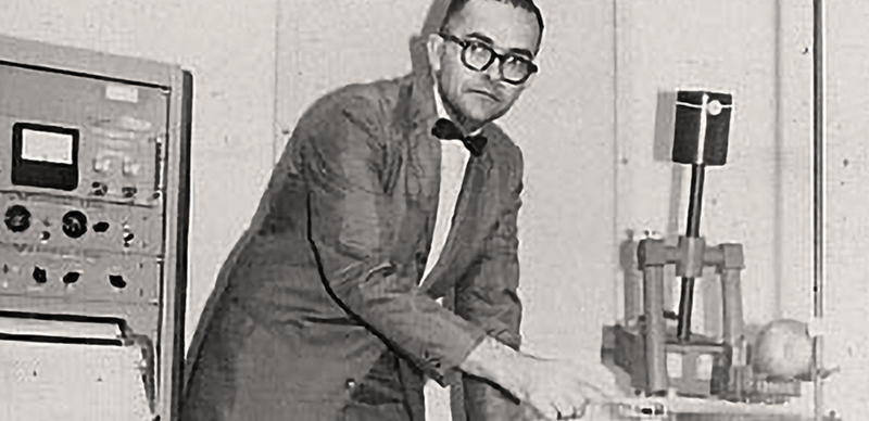 Уильям Ольдендорф с прототипом устройства компьютерной томографии