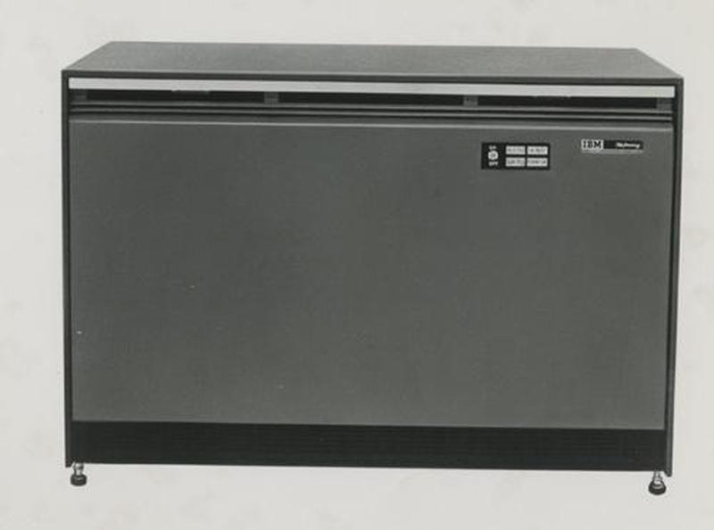 Блок управления передачей IBM 1026. Фото из Музея компьютерной истории.
