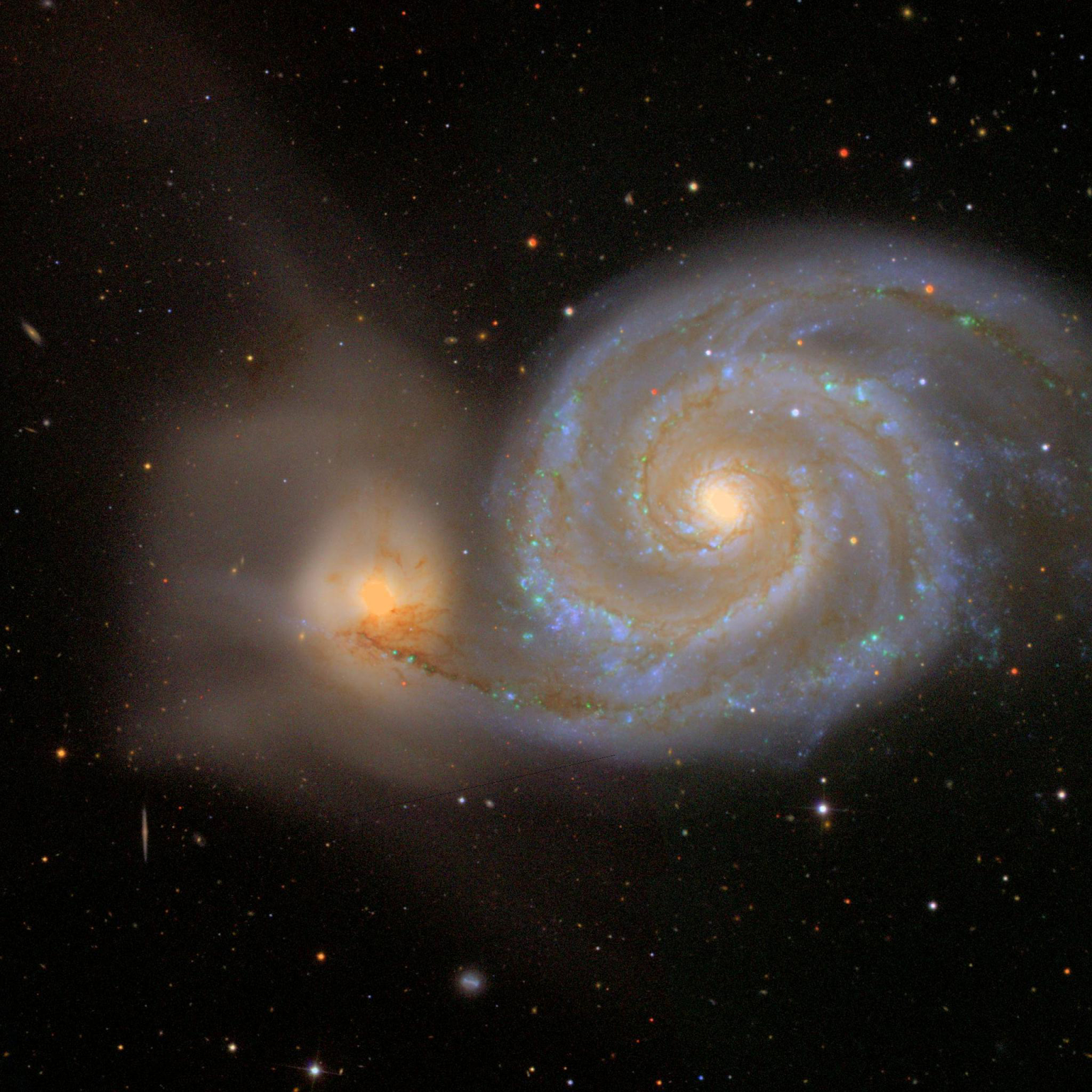 Яркая спиральная галактика M51 и её более слабый спутник, снятые в ходе обзора SDSS