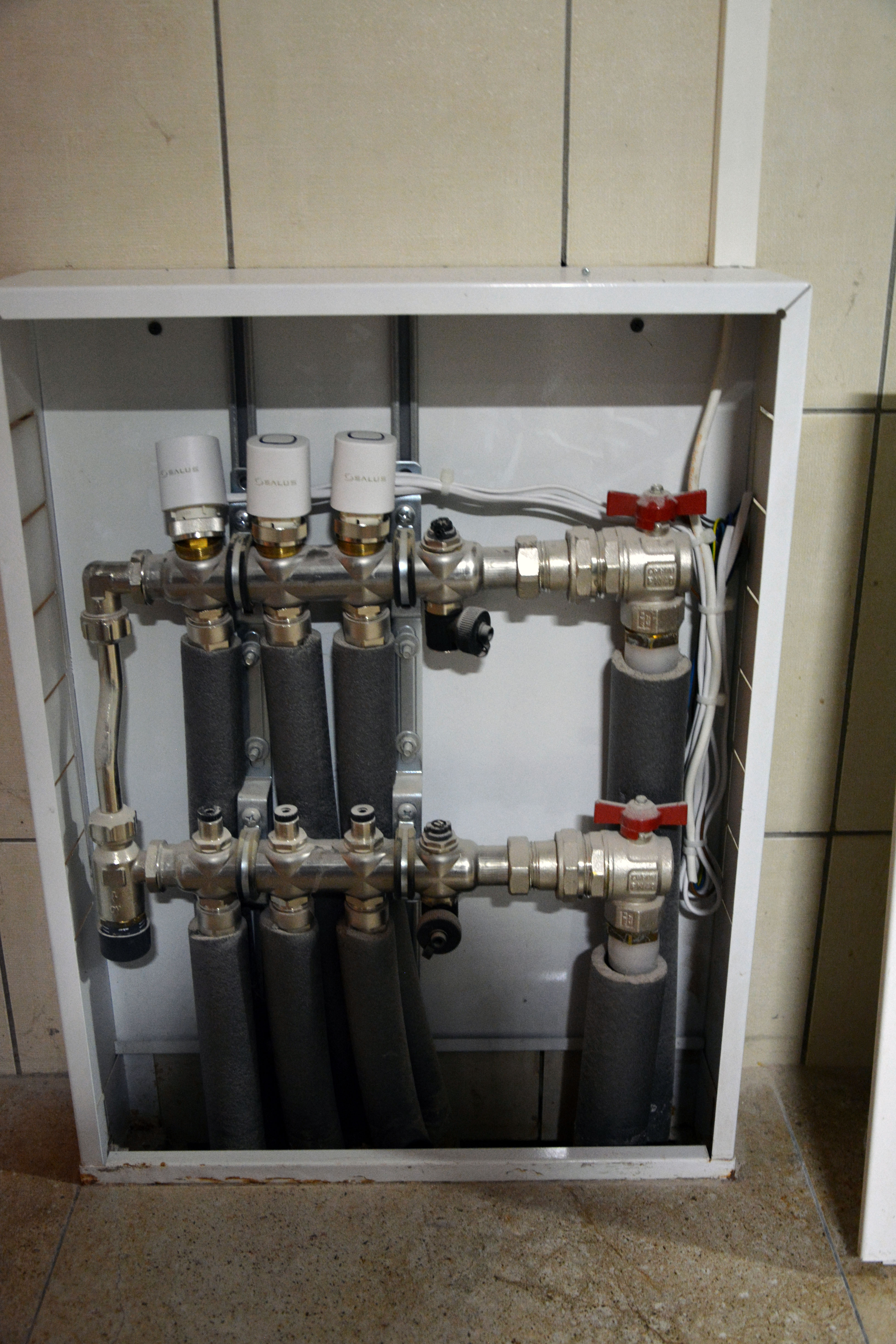 Коллектор системы отопления на цокольном этаже. Установлены электротермические клапана Salus T30NC220V