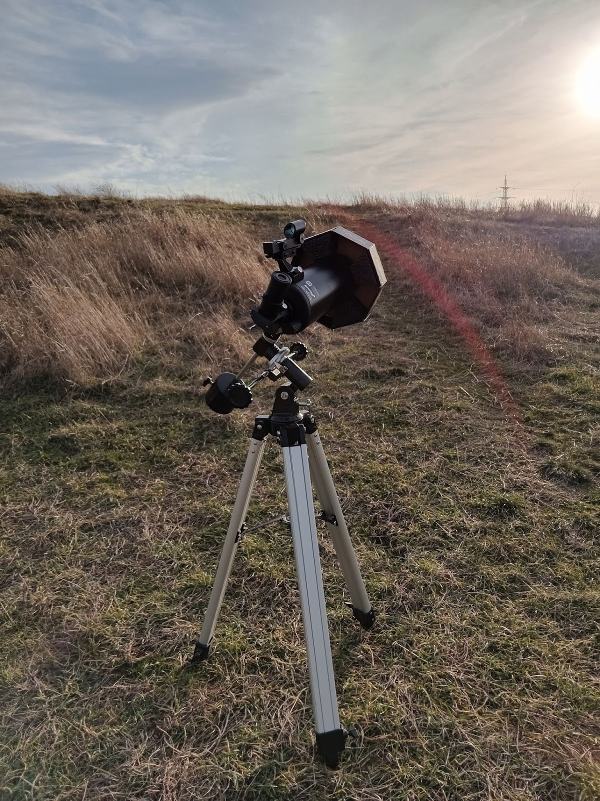 Так выглядит сессия любительских наблюдений за Солнцем. Телескоп Levenhuk Pro 90 MAK уже знаком читателю по статьям о кратковременных лунных явлениях и городской астрономии.
