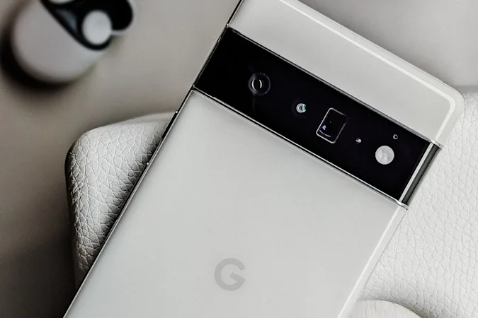 Google исправила баг Pixel 6, из-за которого Assistant самостоятельно звонил случайным контактам
