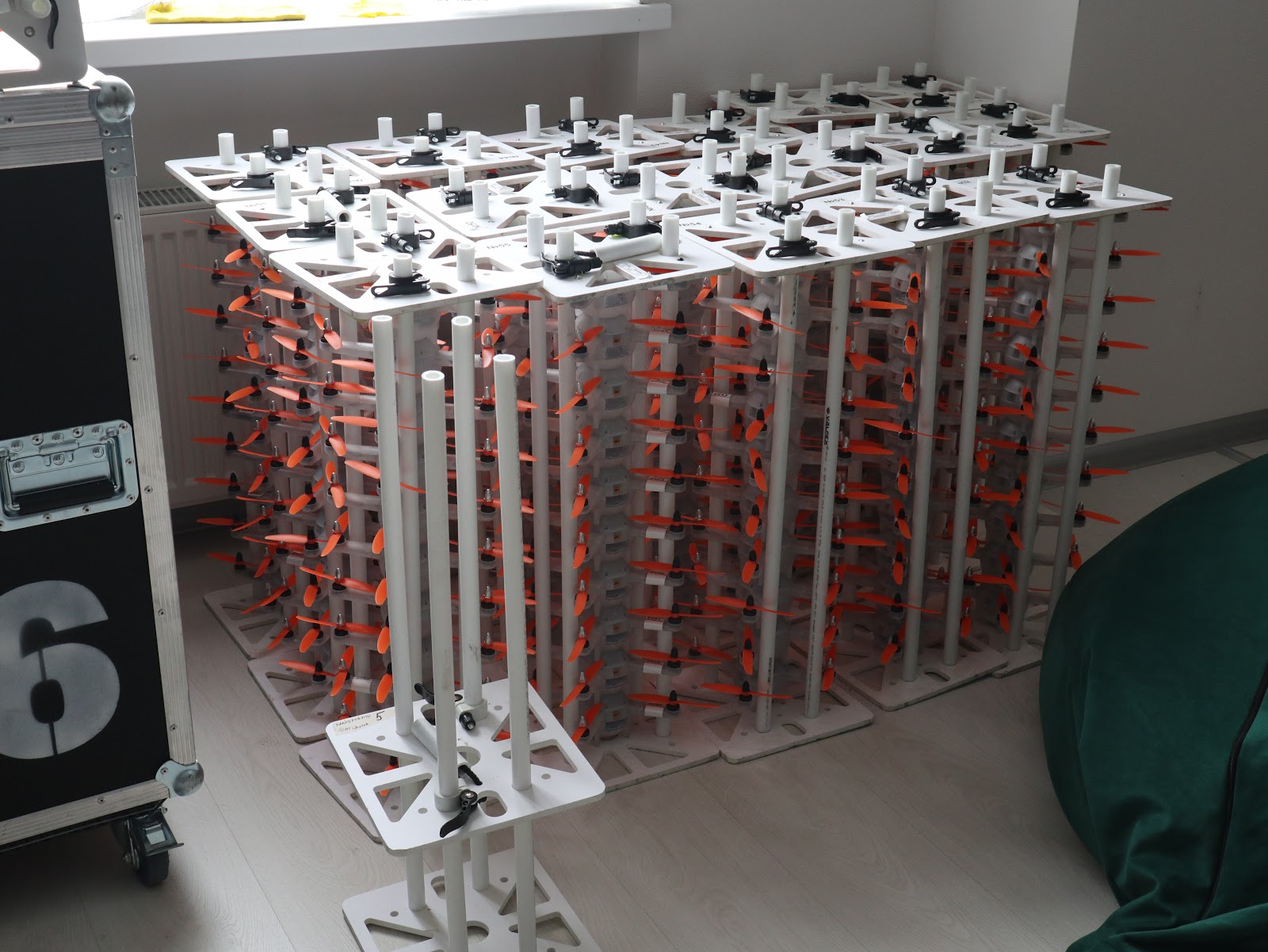 Так выглядят рамки для перевозки дронов — каждая вмещает по 10 штук