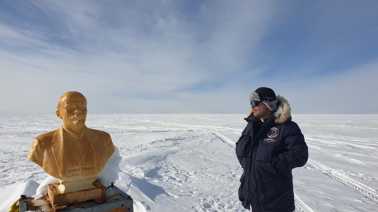 Сардар Сардаров, главный редактор “Антропогеос” на полюсе Недоступности, Антарктида.
