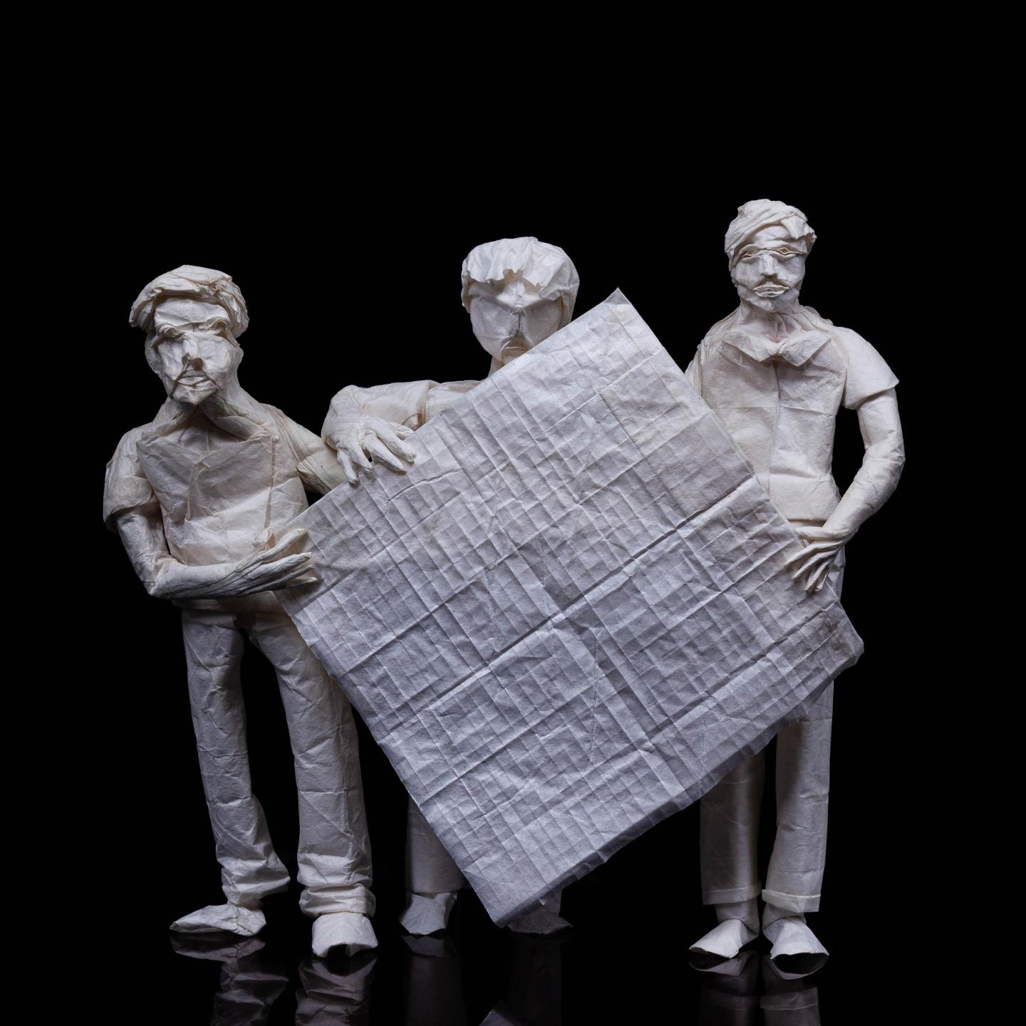 На этой работе, разработанной и сложенной совместно тремя художниками, изображены художники, держащие квадрат бумаги, который использовался для создания самой работы – отсюда и название.