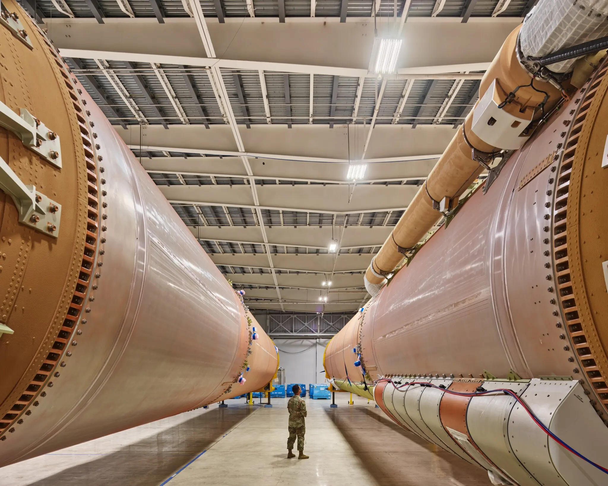 Ракеты-носители Atlas V, изготовленные United Launch Alliance (партнерство Lockheed Martin и Boeing), которые будут запускать будущие правительственные миссии на мысе Канаверал. Credit: Christopher Payne for The New York Times