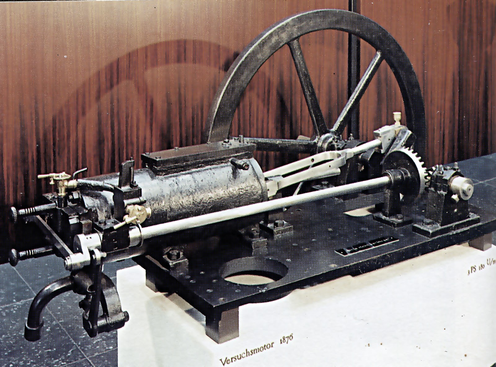 Оригинальный четырехтактный двигатель Отто по-прежнему работал на «светильном газе»