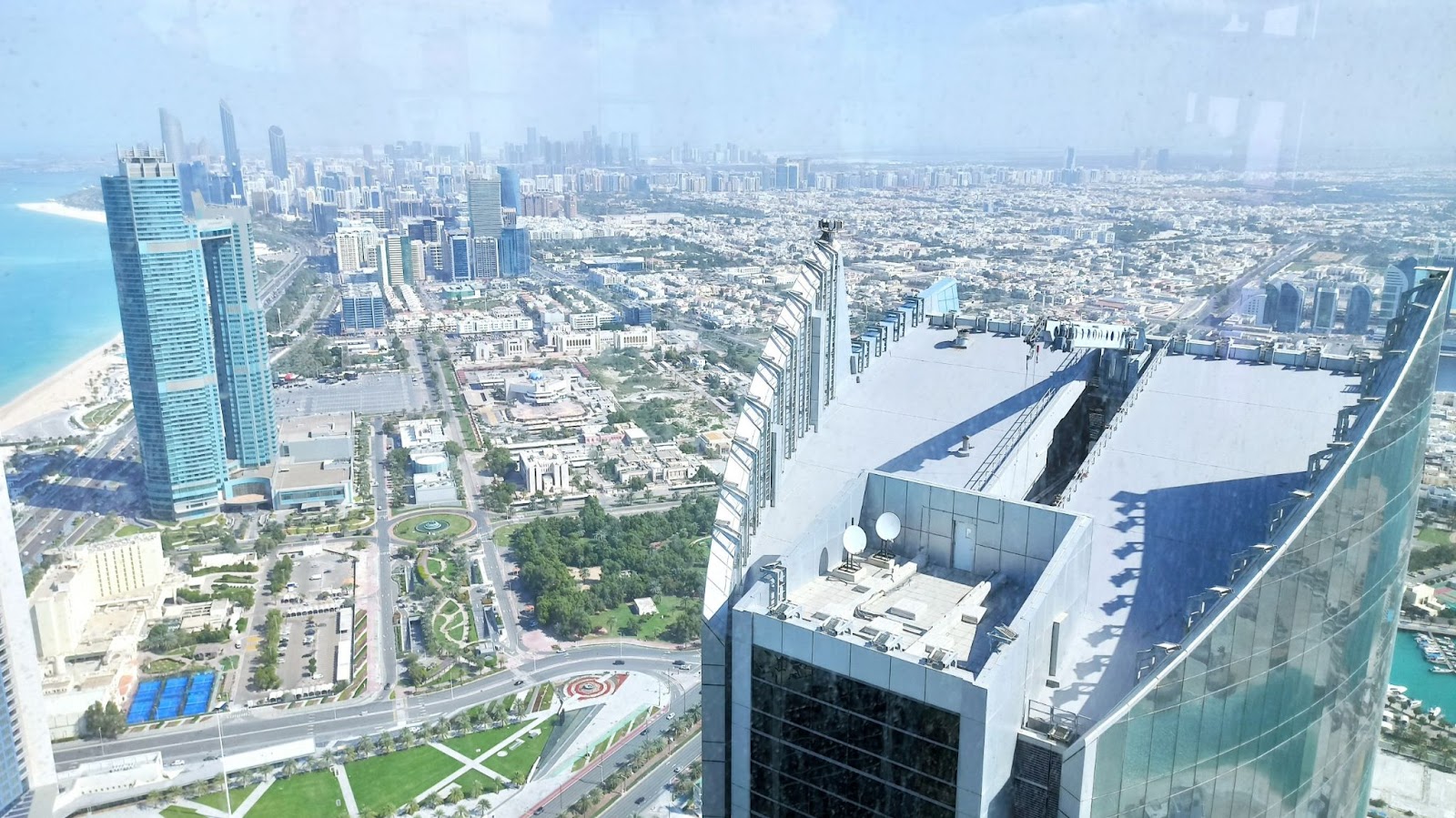 Вид на Абу-Даби из Observation Deck at 300