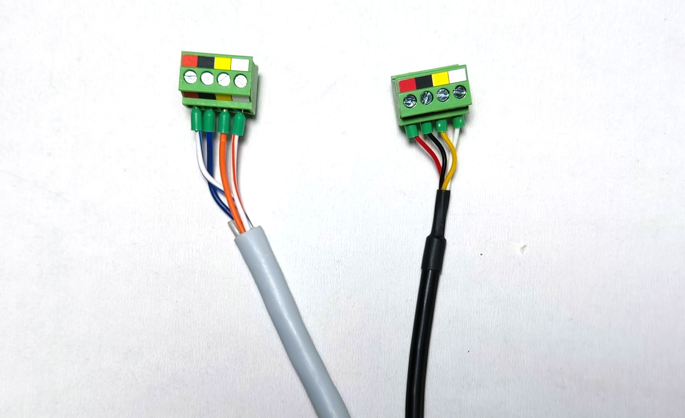 Слева — первая версия кабеля, справа — вторая