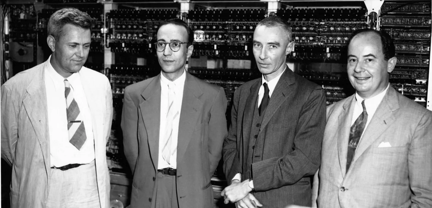 Джулиан Бигелоу, Герман Голдстайн, Дж. Роберт Оппенгеймер и Янош Нейман перед компьютером MANIAC в Институте перспективных исследований