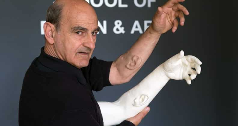 Стеларк - художник, имплантировавший себе в руку третье ухо https://www.artdex.com/what-is-bio-art/   