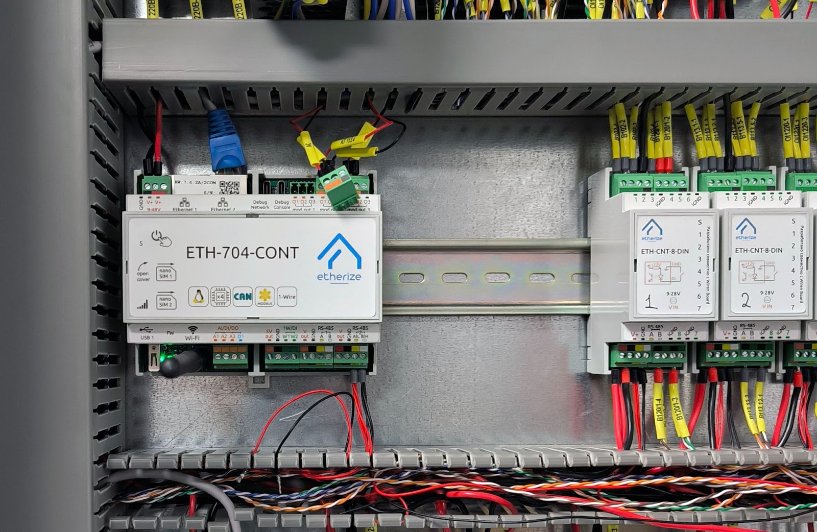Брендированный контроллер Wiren Board крупным планом  