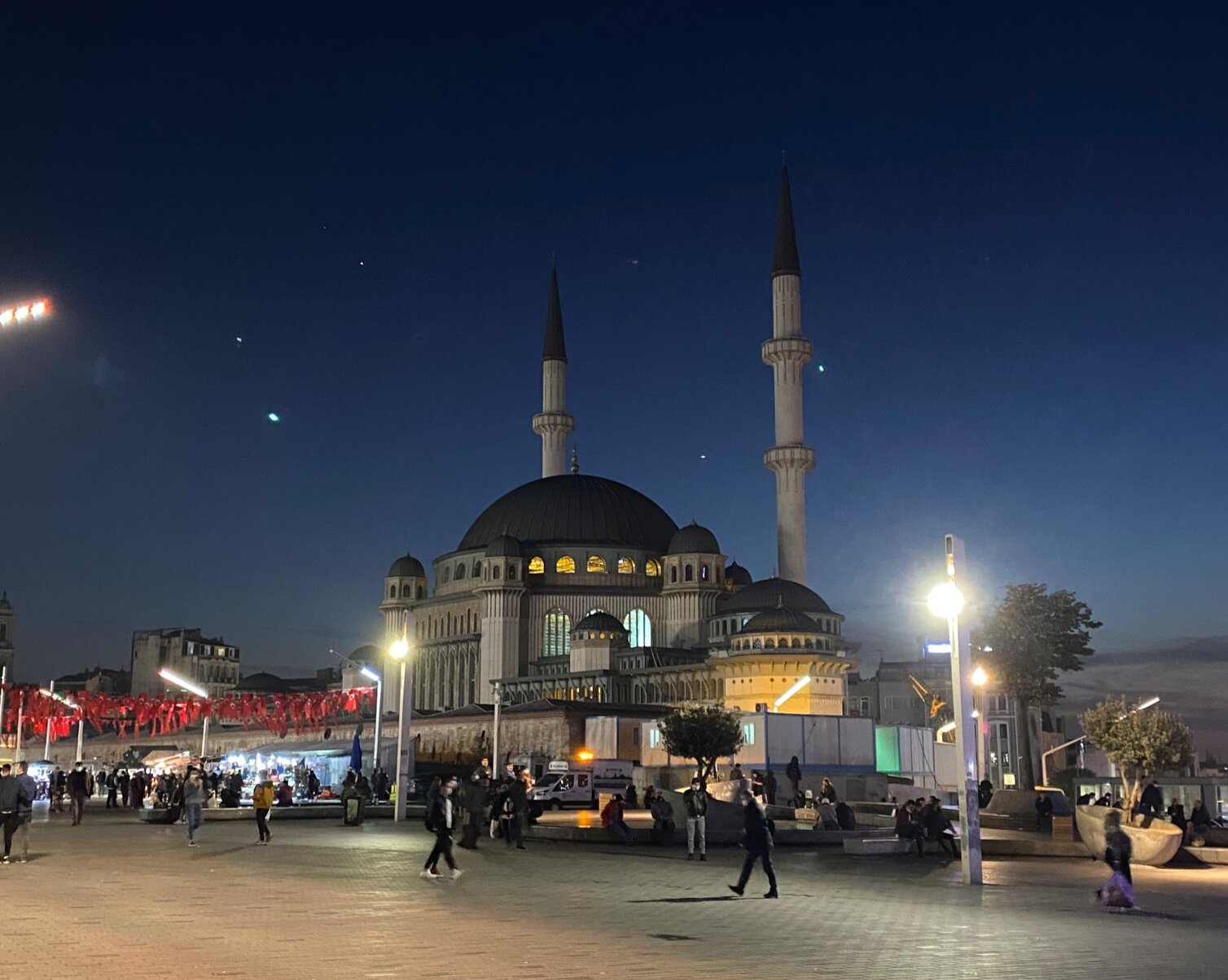 Мечеть рядом с метро Taksim. В Стамбуле таких много