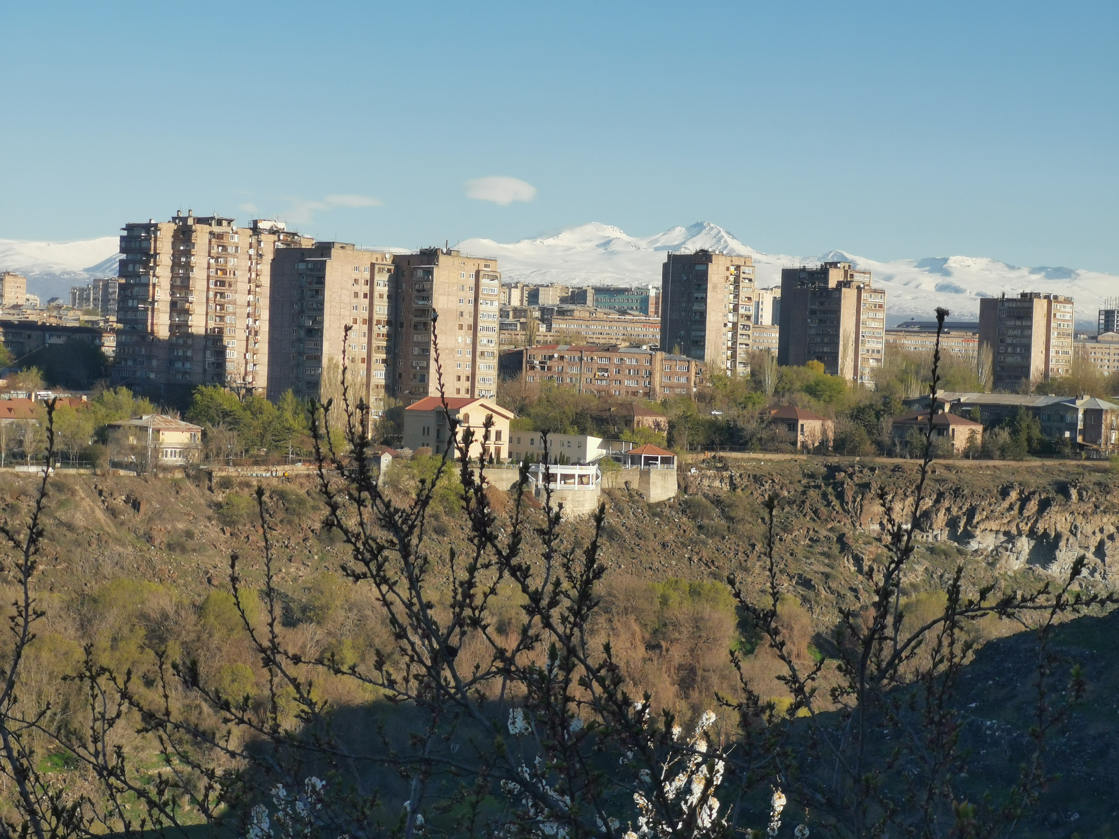 Ереван у Разданского ущелья в хорошую погоду