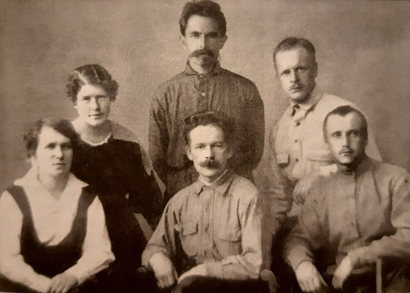 Сотрудники Чрезвычайной комиссии по борьбе с тифом, созданной в Новониколаевске в 1920 году.
