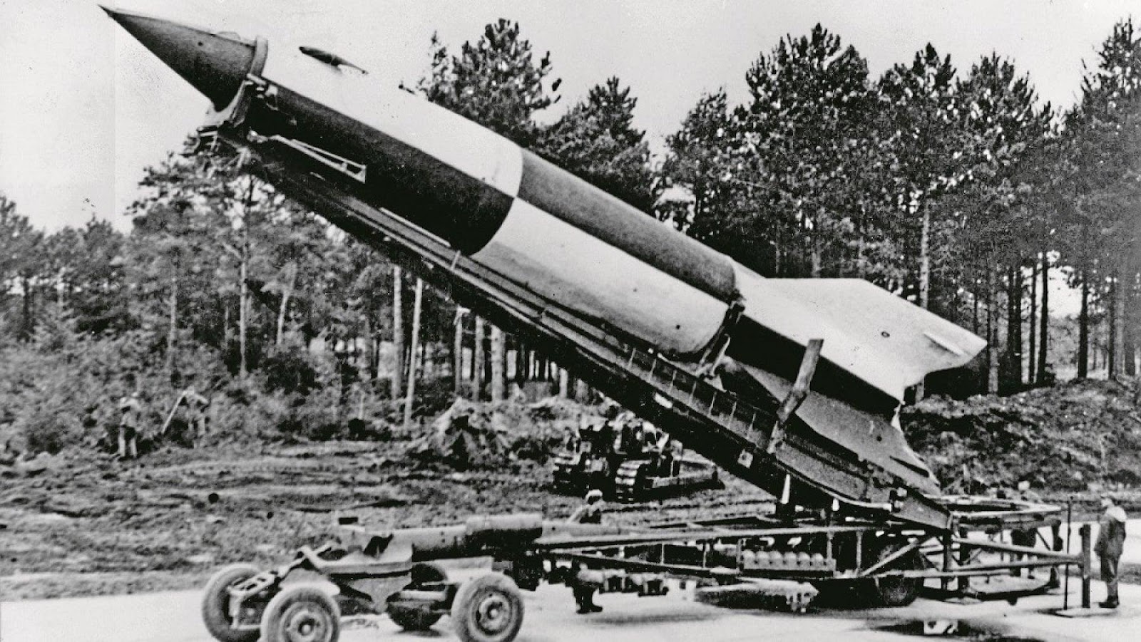 Крылатая королев. ФАУ-2 баллистическая ракета. Бомбардировка Лондона ФАУ 2. ФАУ-1 баллистическая ракета. ФАУ-2 баллистическая ракета фото.