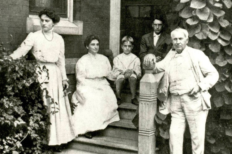 Семейное фото Эдисонов, в тени отца сидит Томас Эдисон младший.