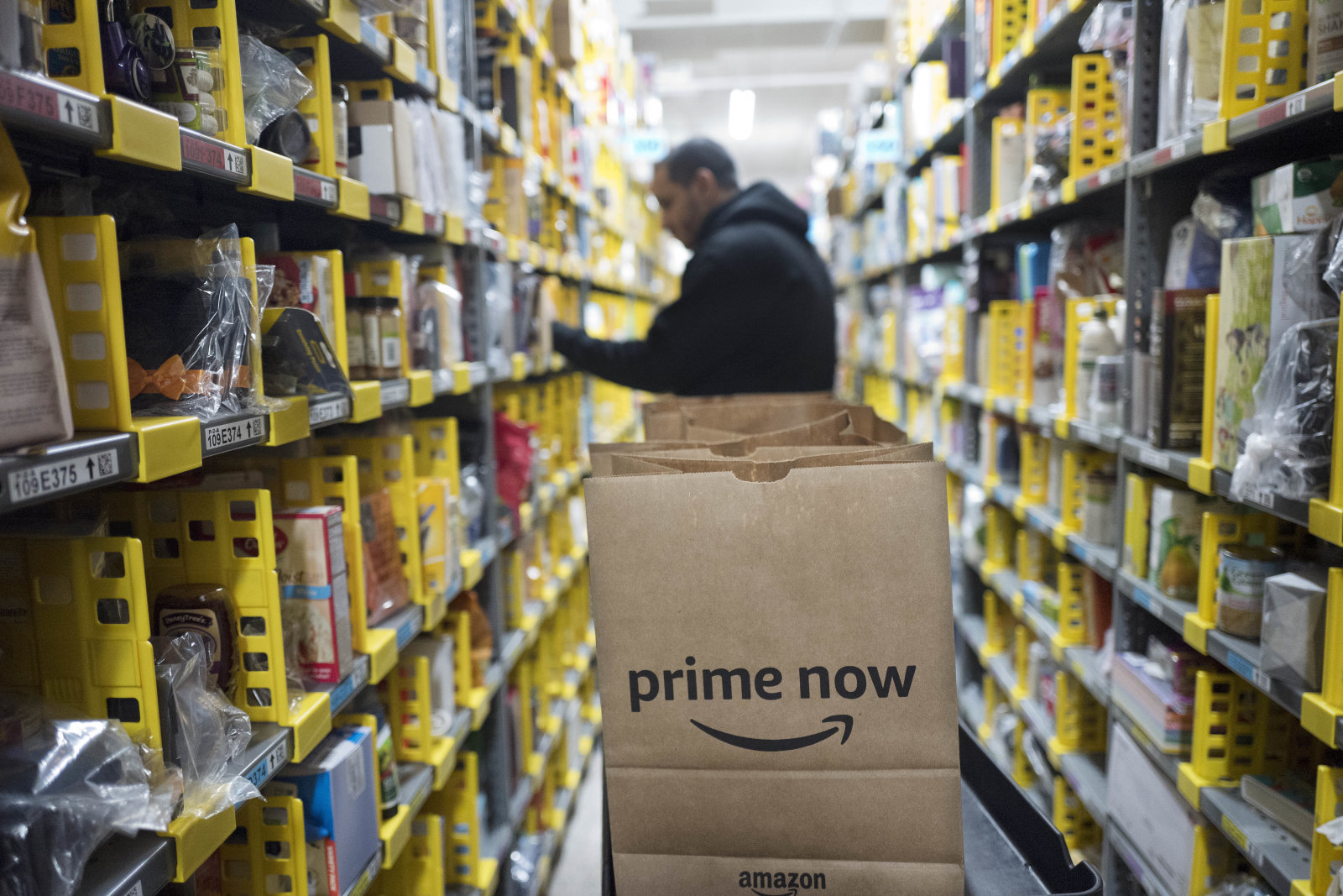 Amazon закрыла программу, по которой складские рабочие за плату хвалили компанию в Twitter
